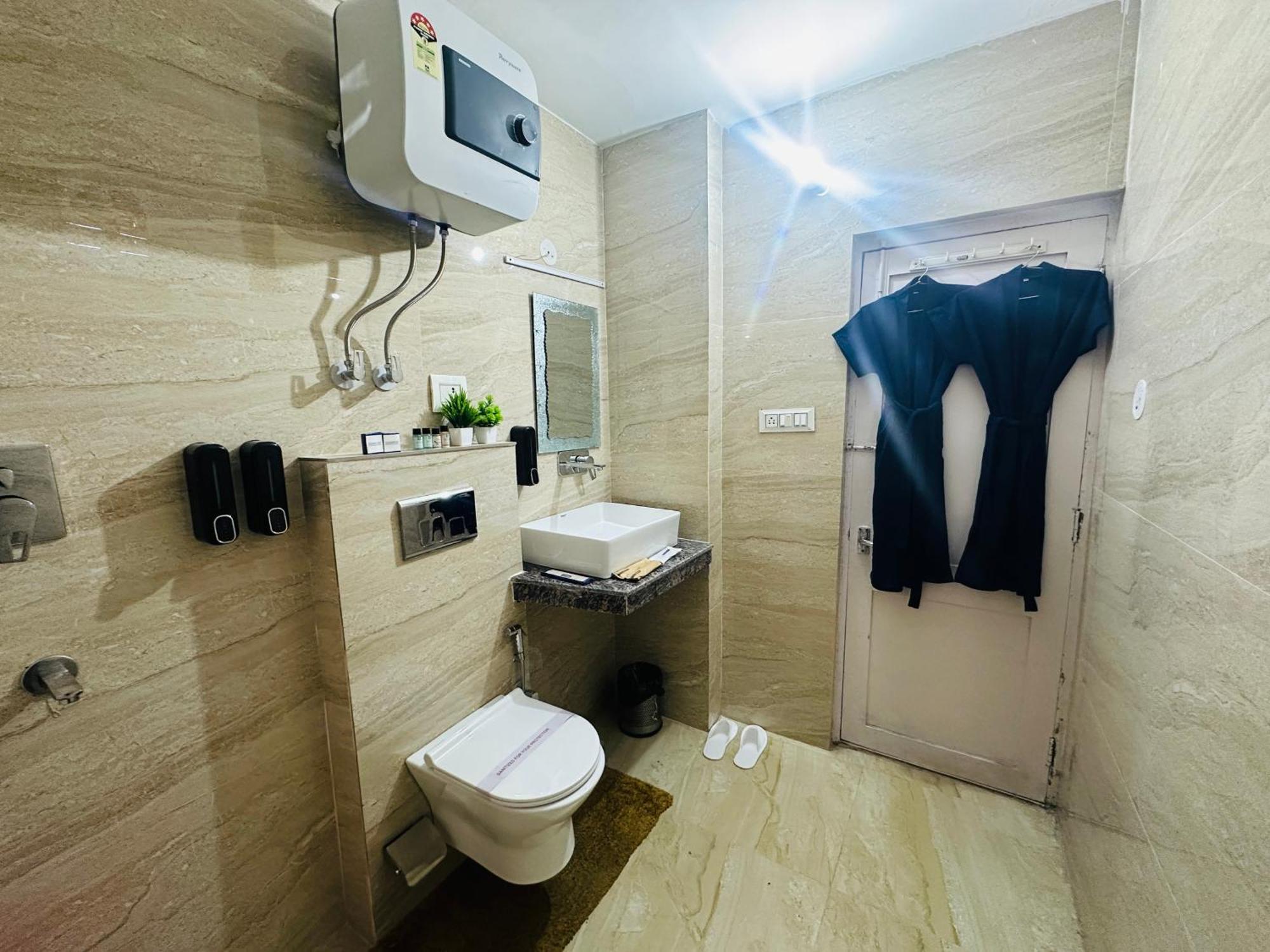 Hotel Mini Switzerland In Далхаузи Екстериор снимка