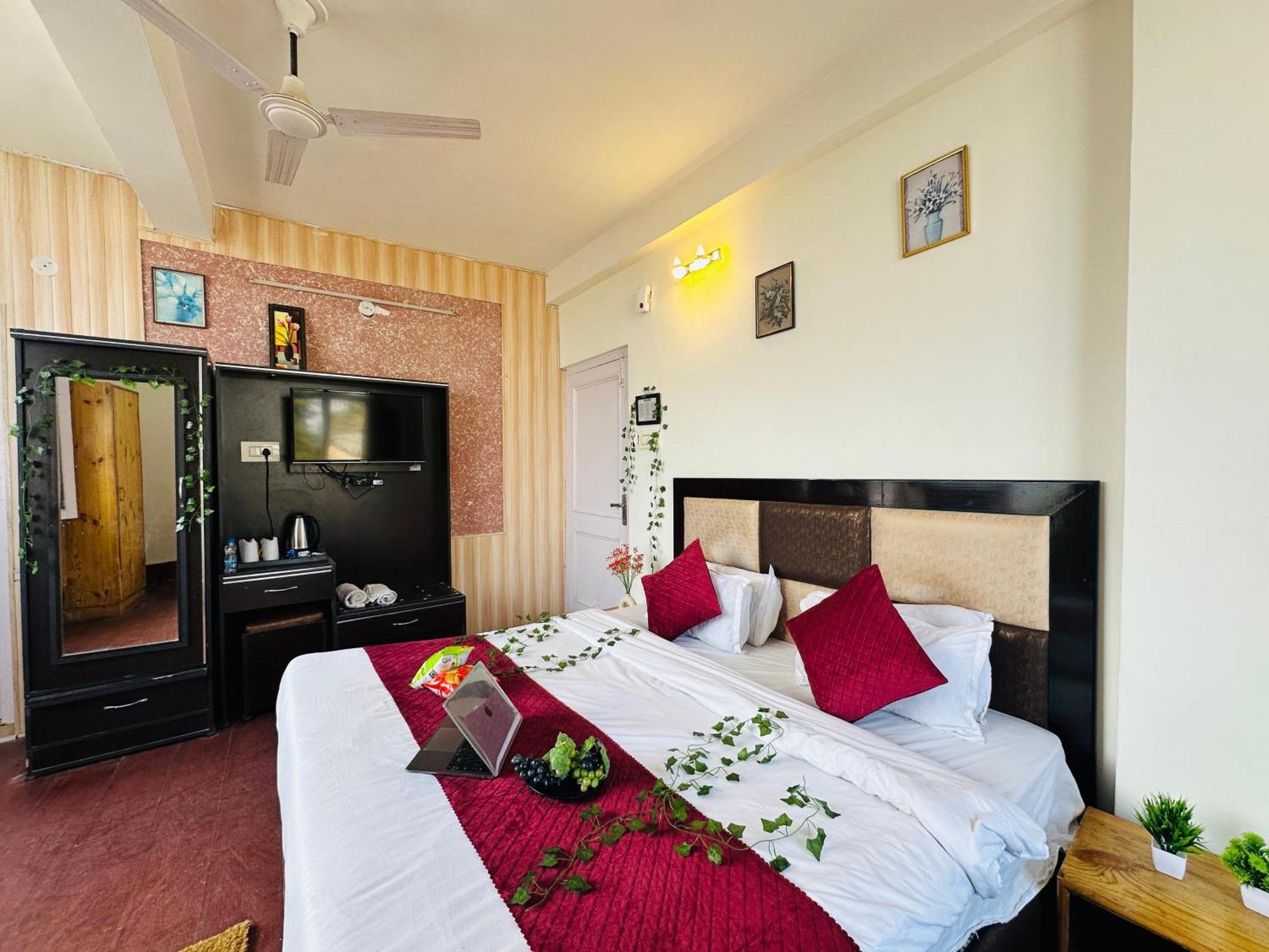 Hotel Mini Switzerland In Далхаузи Екстериор снимка