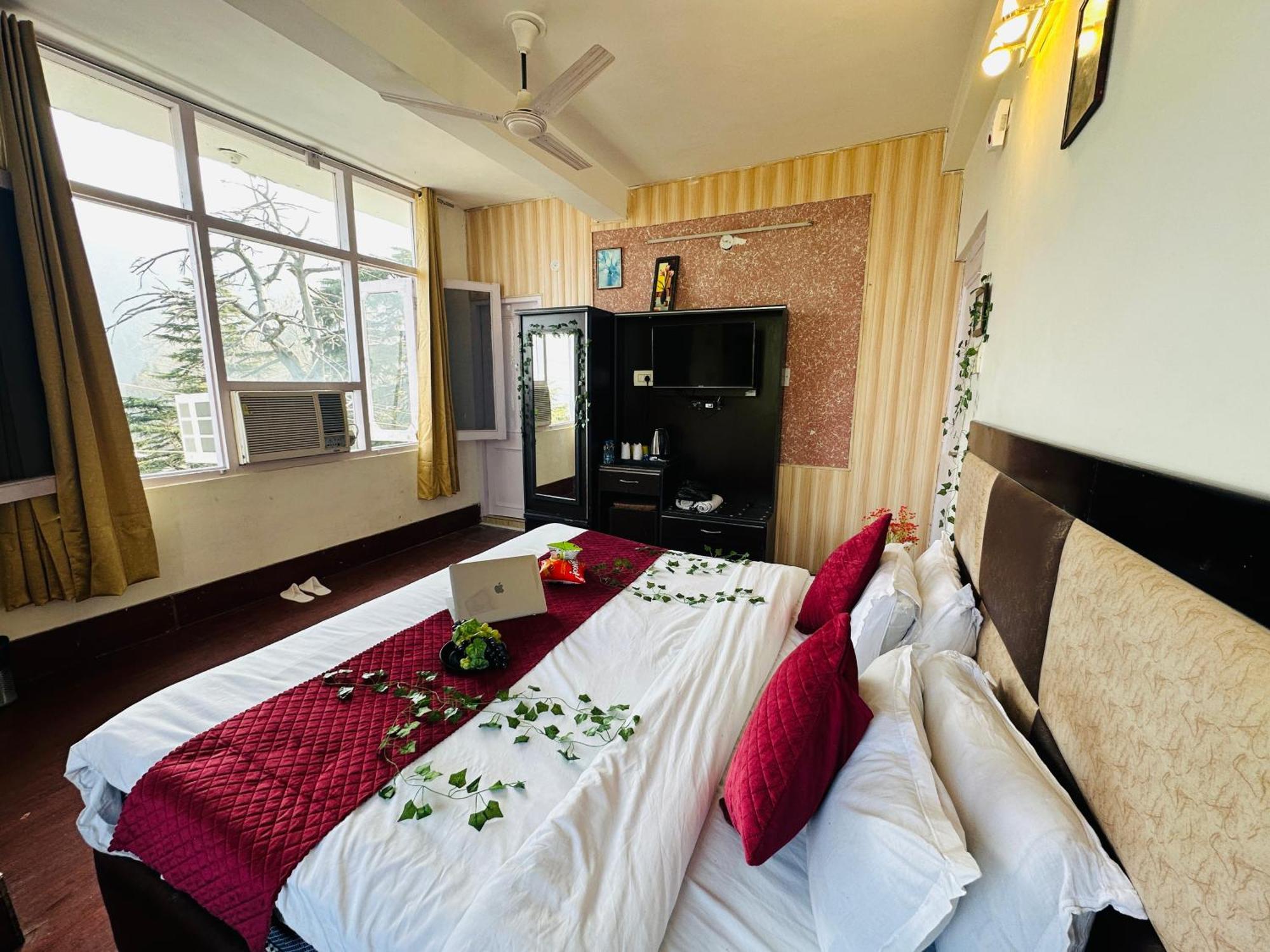 Hotel Mini Switzerland In Далхаузи Екстериор снимка