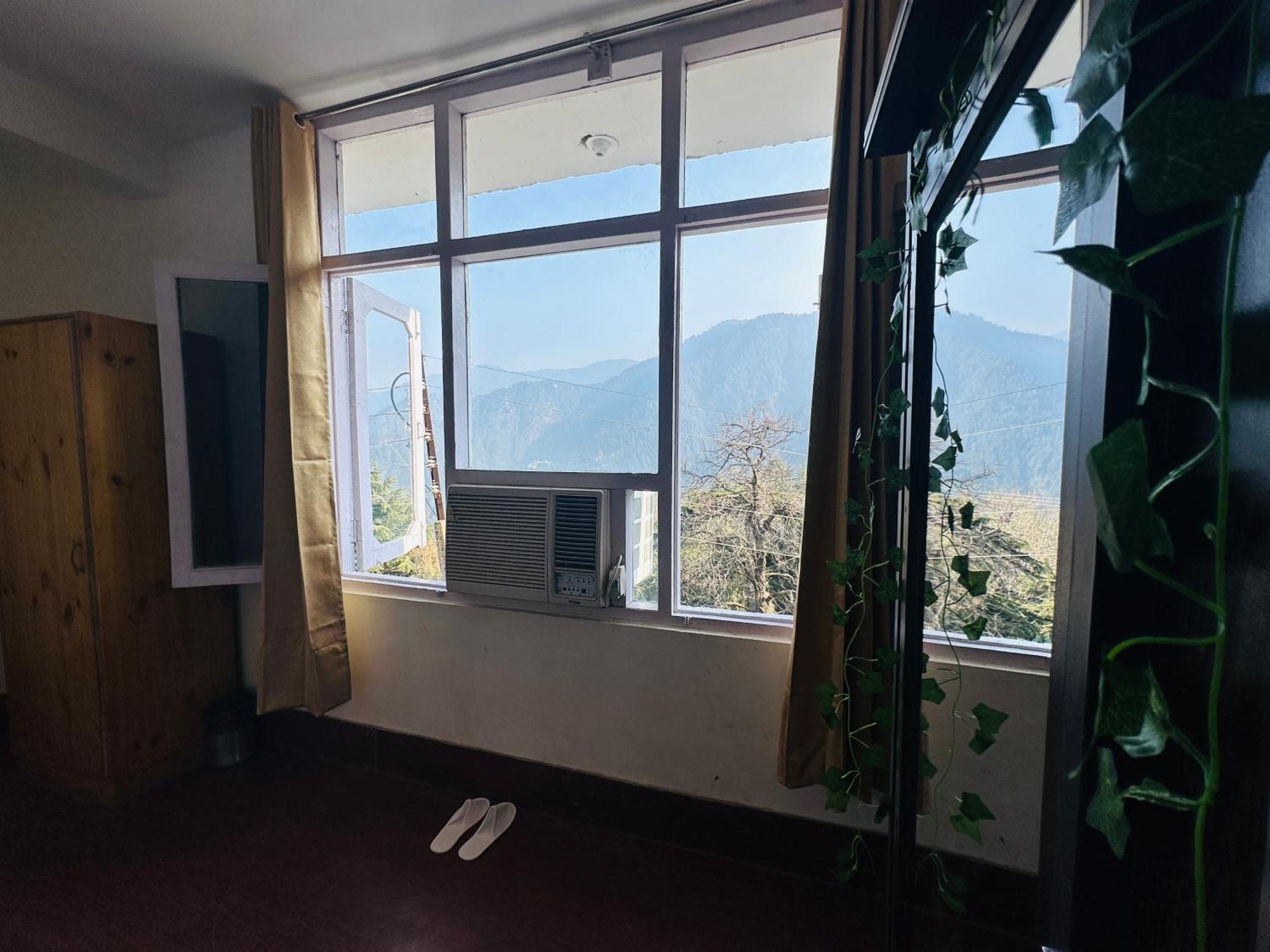 Hotel Mini Switzerland In Далхаузи Екстериор снимка