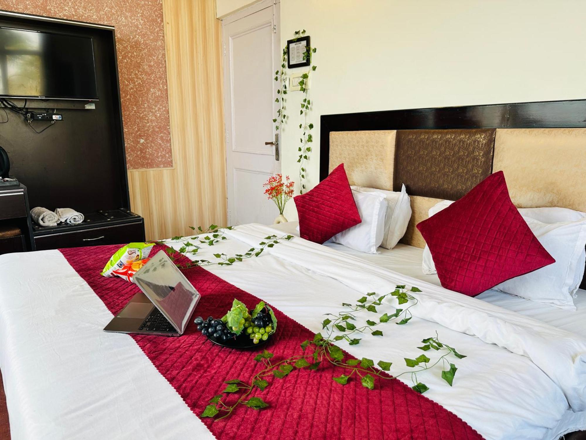 Hotel Mini Switzerland In Далхаузи Екстериор снимка