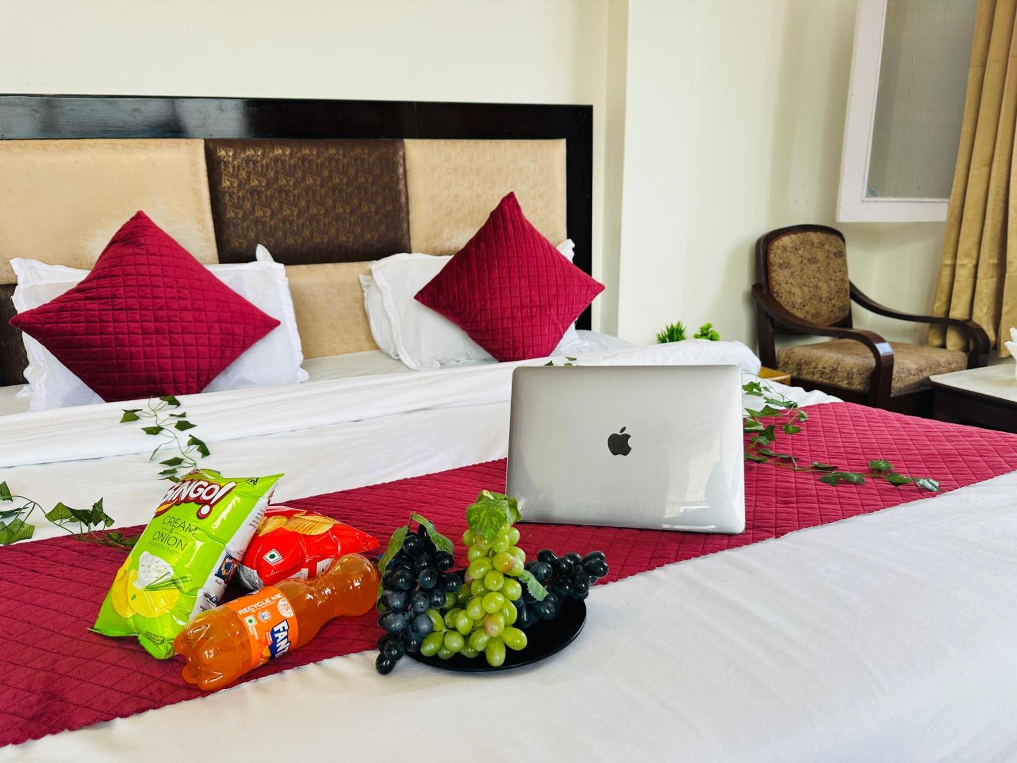 Hotel Mini Switzerland In Далхаузи Екстериор снимка