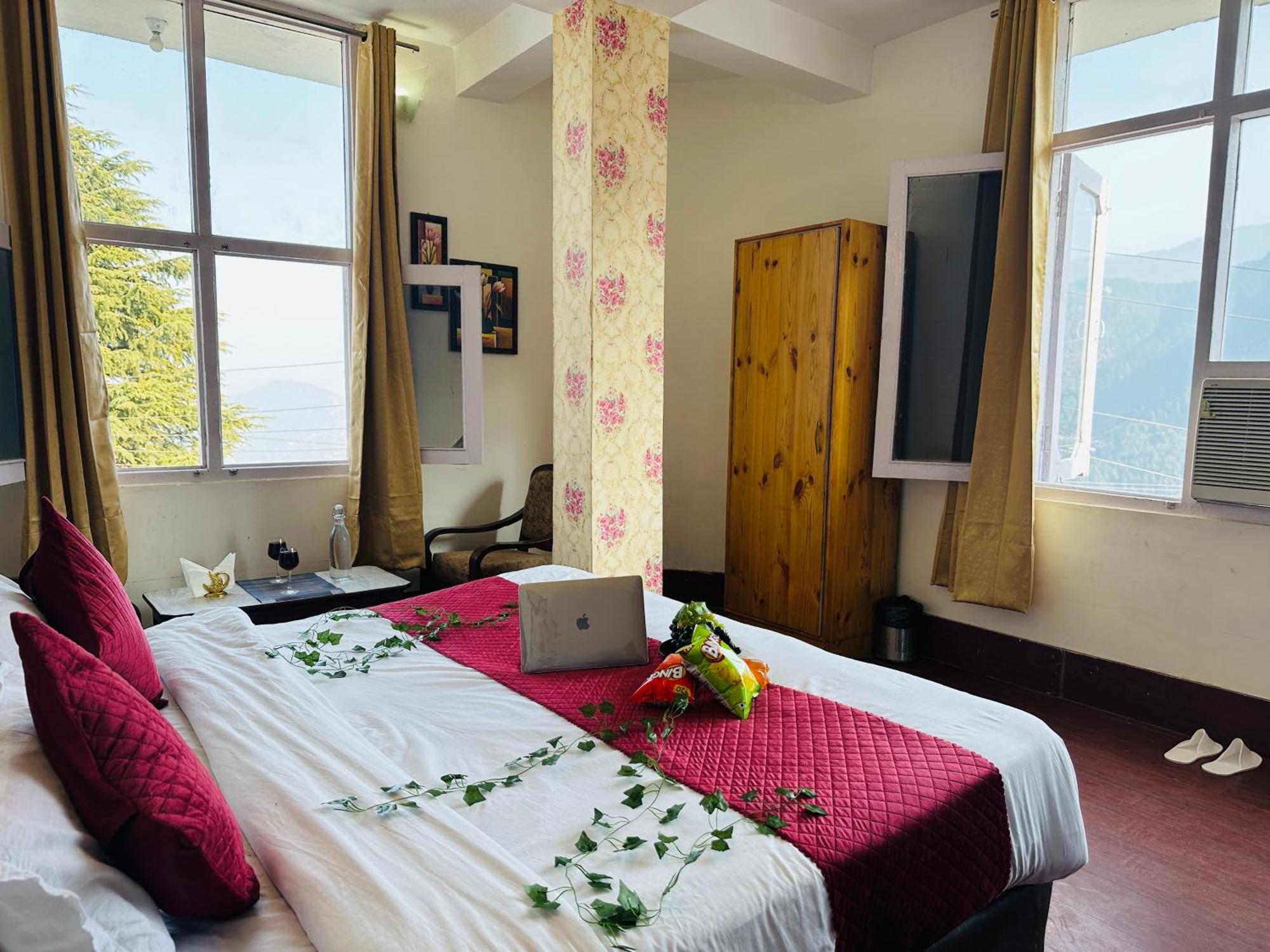 Hotel Mini Switzerland In Далхаузи Екстериор снимка