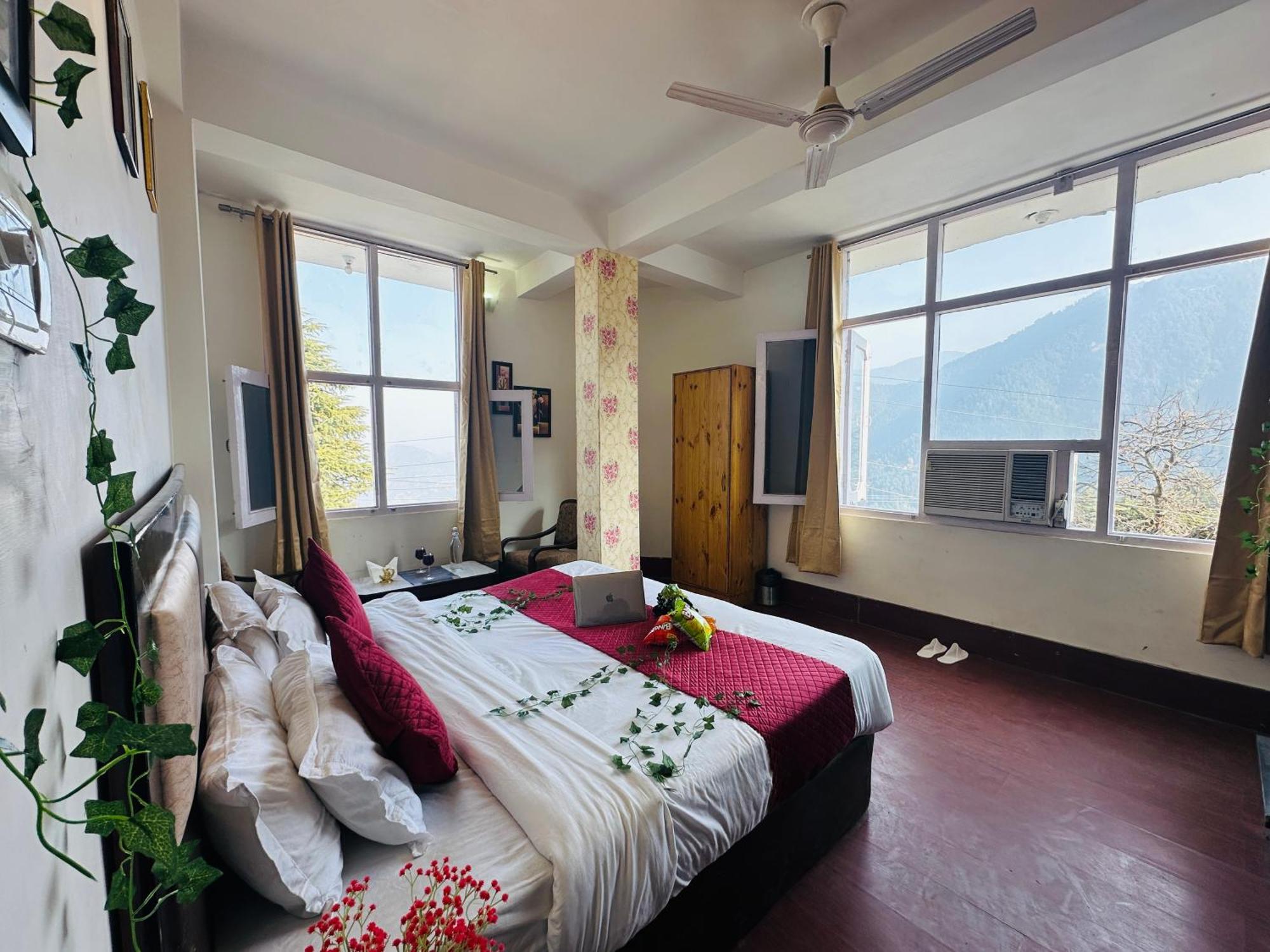 Hotel Mini Switzerland In Далхаузи Екстериор снимка