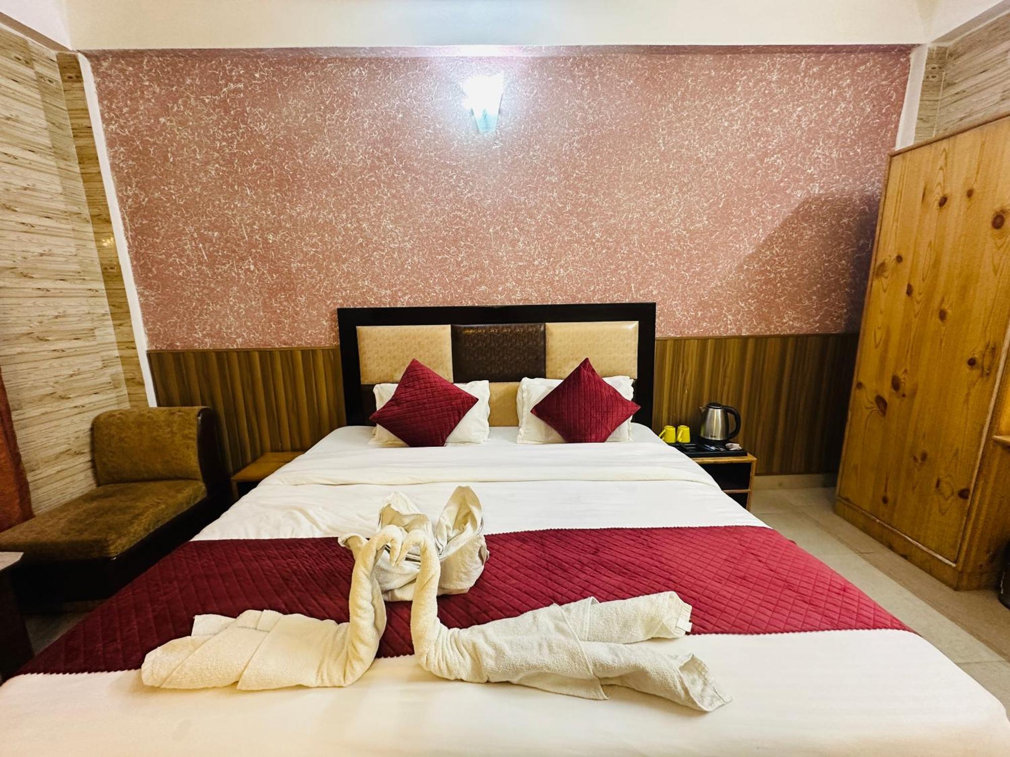 Hotel Mini Switzerland In Далхаузи Екстериор снимка