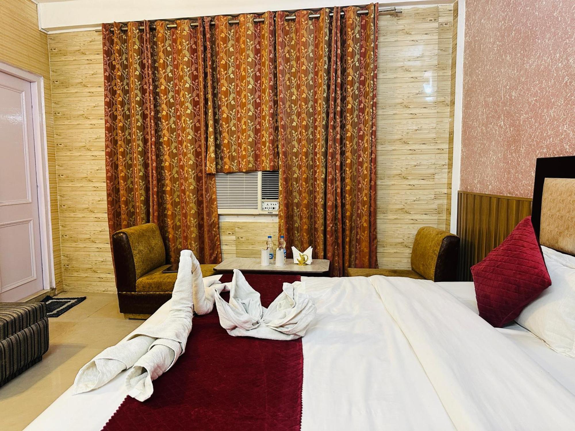 Hotel Mini Switzerland In Далхаузи Екстериор снимка