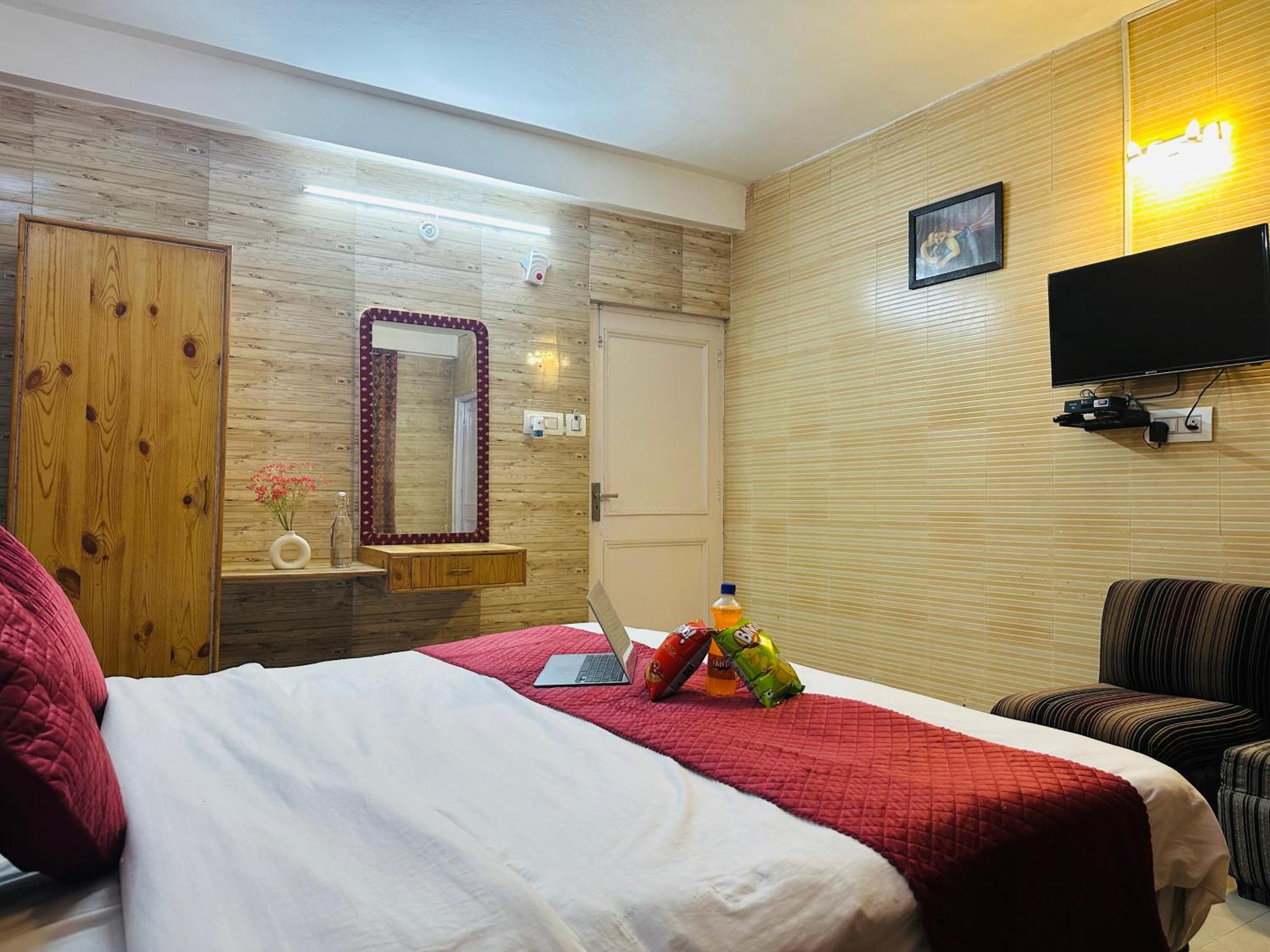 Hotel Mini Switzerland In Далхаузи Екстериор снимка
